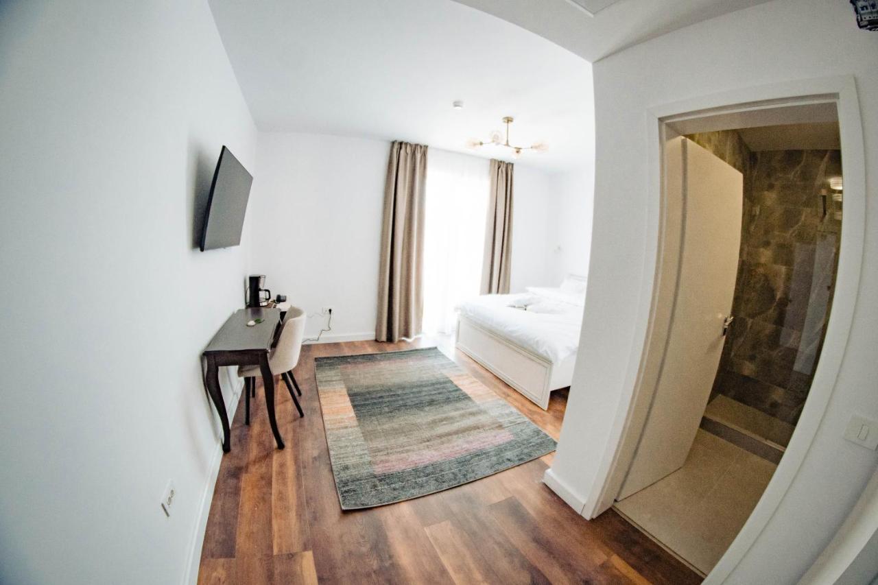 Hotel B4 Oradea Exterior photo