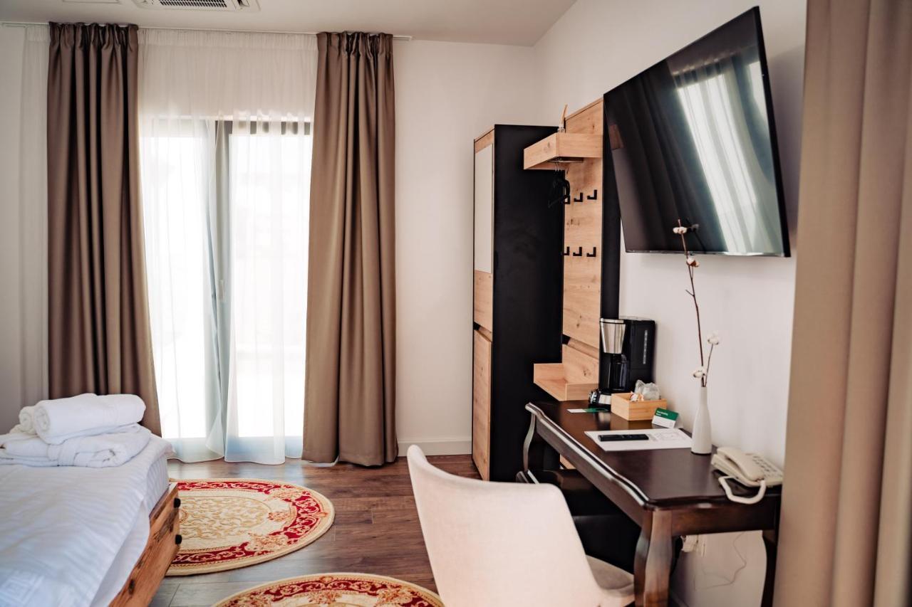 Hotel B4 Oradea Exterior photo